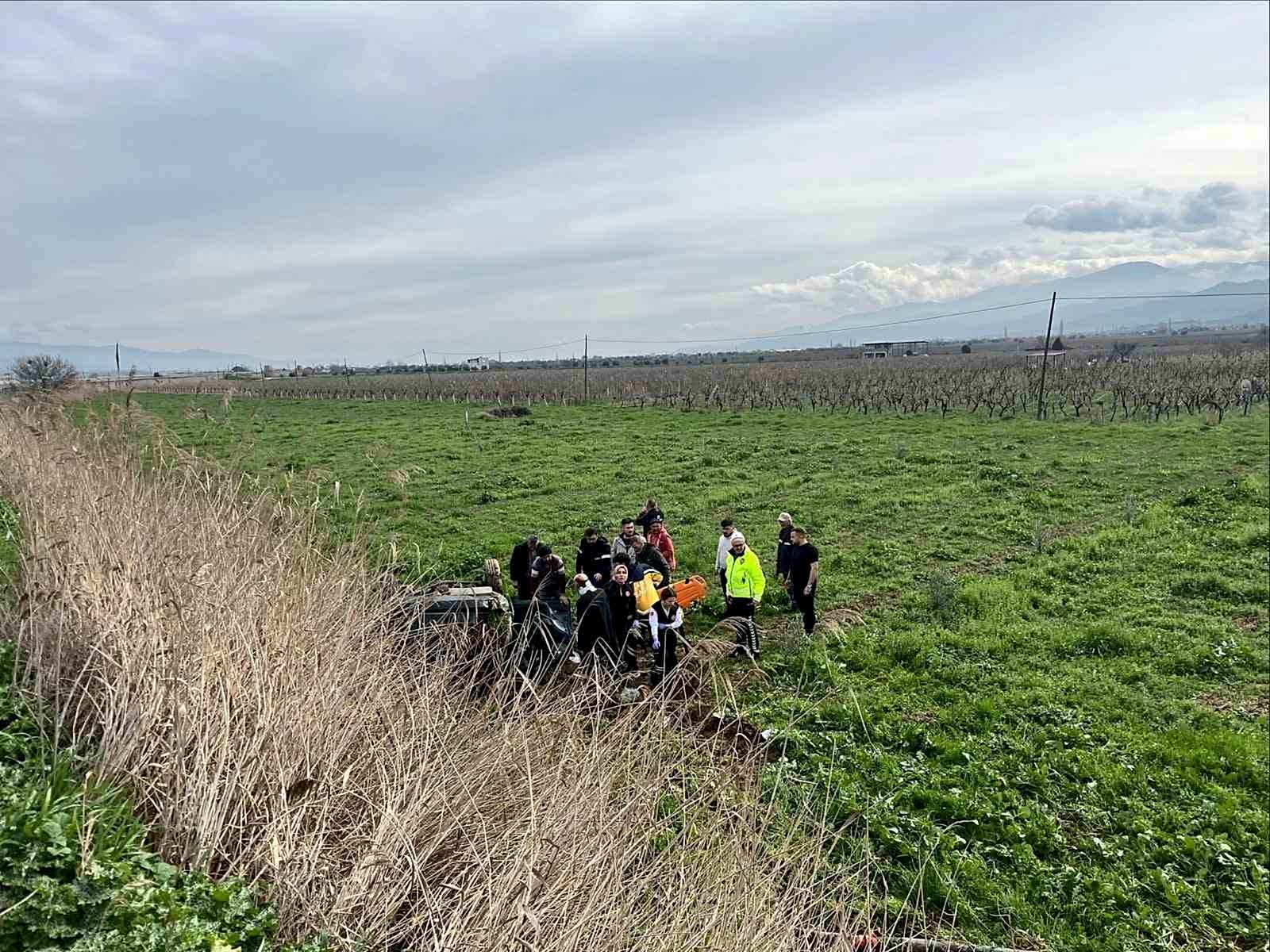 Manisa’da otomobil tarlaya uçtu: 2 yaralı
