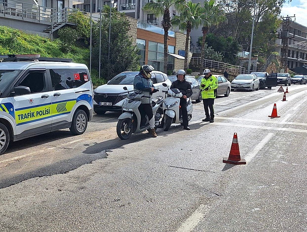 Çeşme’de motosiklet denetimleri: 700 sürücüye 3,5 milyon TL ceza