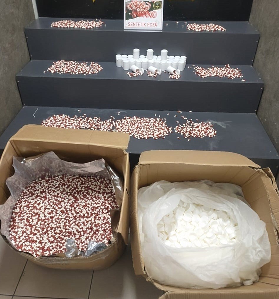İzmir’de 104 bin adet uyuşturucu hap ele geçirildi