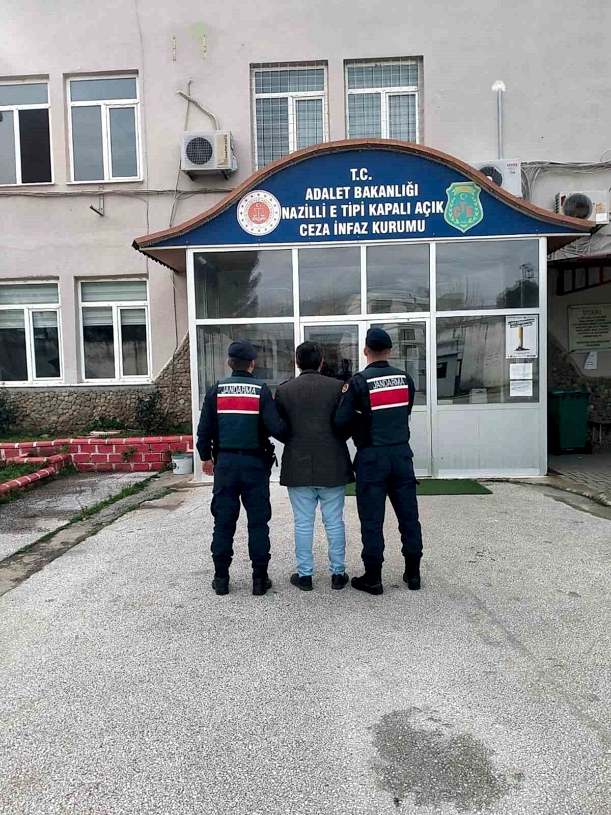 Evrakta sahtecilik ve zimmet suçundan aranan şahıs yakalandı